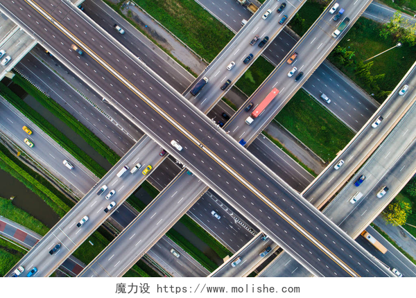 航拍的道路交通景观从车辆移动运输概念看交通交叉路口道路